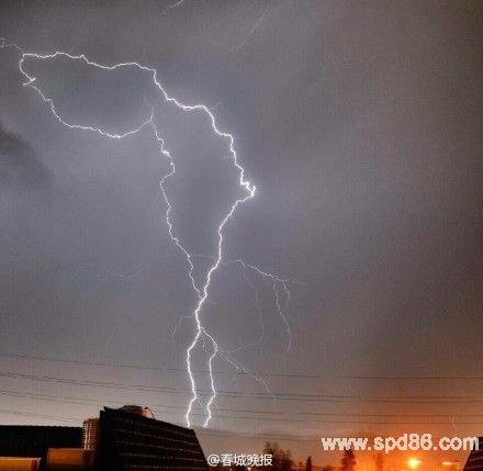 昆明雷電.jpg